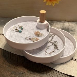 The 2Bandits 3 Tier Jewelry Holder